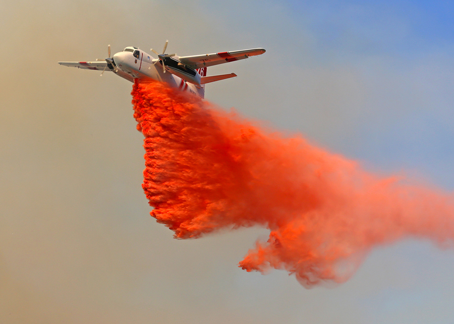 plane putting out fire using retardants
